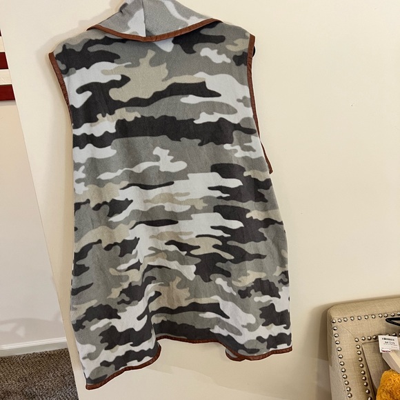 Simply Southern Camo print with faux leather trim vest with pockets - Picture 3 of 7